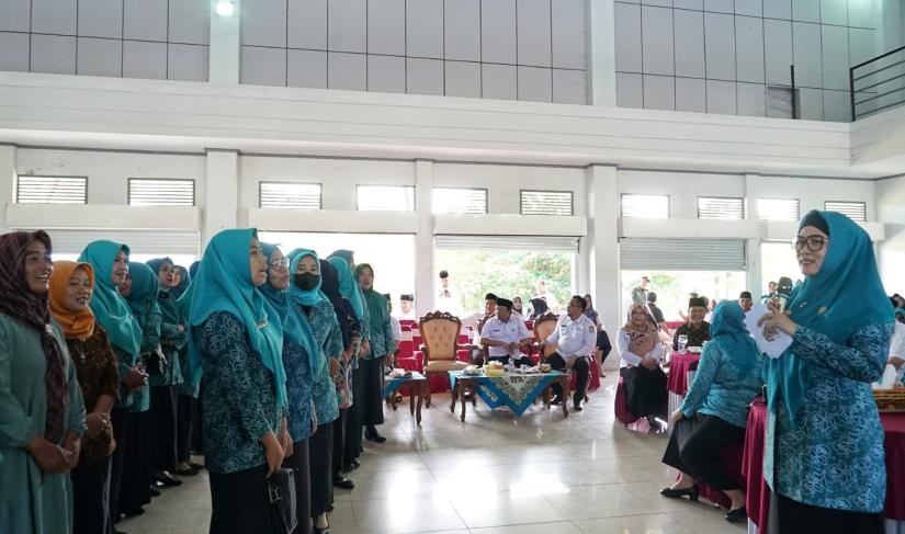  Derta usai menutup rangkaian Pembinaan 10 Program Pokok PKK di Gedung Serba Guna Pemerintah Kabupaten Kaur, Rabu (8/3). 