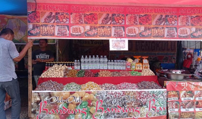 Pelaku UMKM kuliner turut meramaikan festival kuliner di Kota Merah Putih yang digelar Pemkot Bengkulu selama 9 hari yakni dari 10 – 18 Maret.