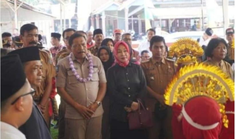  Ir. H. Mian Membagikan SK Guru Bantu Daerah (GBD) Sebanyak 357 Orang, Selasa (14/03/2023).
