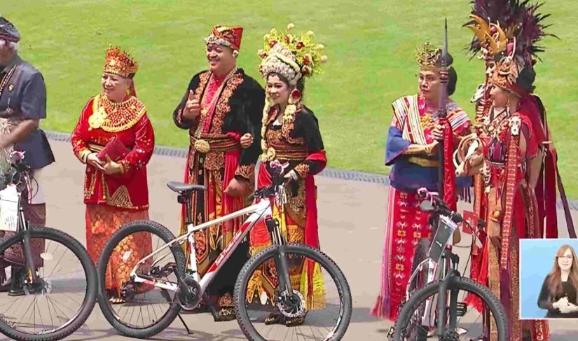 Tangkapan layar Presiden Jokowi memberikan apresiasi pada peserta upacara yang mendapat penghargaan busana adat terbaik HUT ke-78 Republik Indonesia yang digelar di Istana Merdeka, Jakarta, Kamis (17/8/2023).