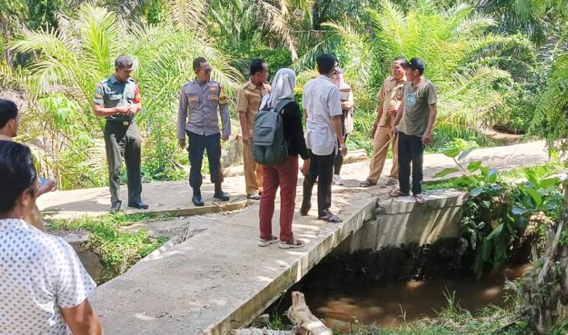 Kapolsek Pino Raya Polres Bengkulu Selatan Polda Bengkulu, Iptu Agus Apriwinata, S.H., M.H., dan Bhabinkamtibmas Aipda  Rendra.W mendampingi Tim verifikasi kecamatan dan pendamping desa langsung turun ke lokasi, Selasa (20/06/23).