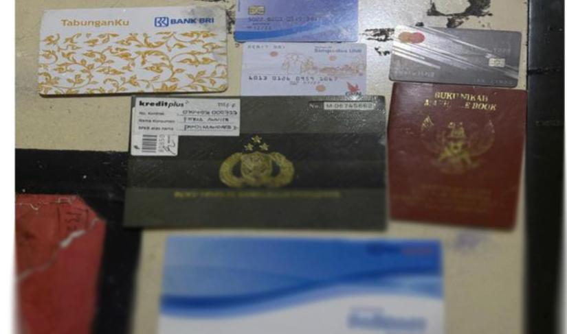 Barang Bukti 1 BPKB sepeda motor Mio M3 atas nama korban (terlapor), 1 lembar ATM BRI Britama, 1 lembar kartu ATM BRI Syariah, 1 lembar kartu ATM BRI Simpedes UMI, 1 buah buku tabungan Bank BRI, 1 buah buku tabungan Bank BRI Syariah, 1 buah buku nikah dan 1 buah dompet.