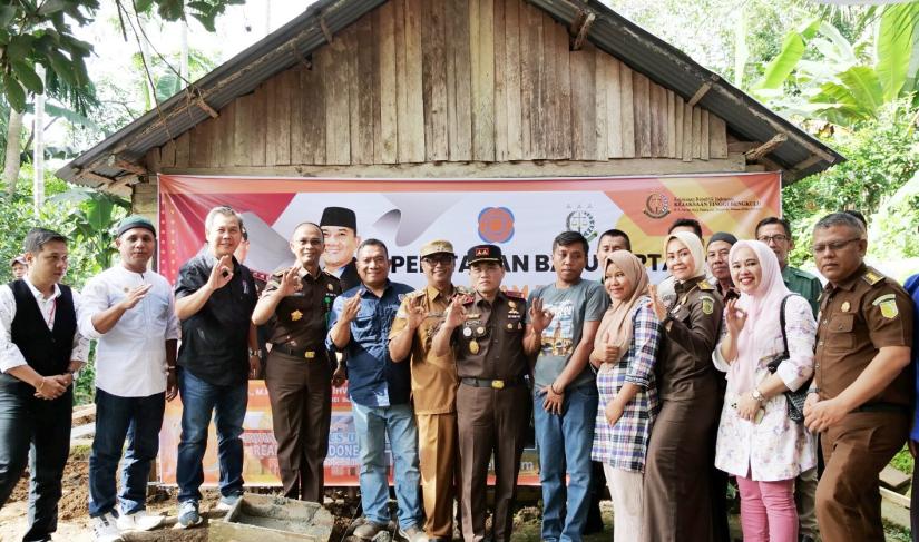 Kejati Bengkulu Bersama Real Estate Indonesia (REI) Pengurus DPD Bengkulu melakukan Program Bedah Rumah, Selasa (20/06/23).