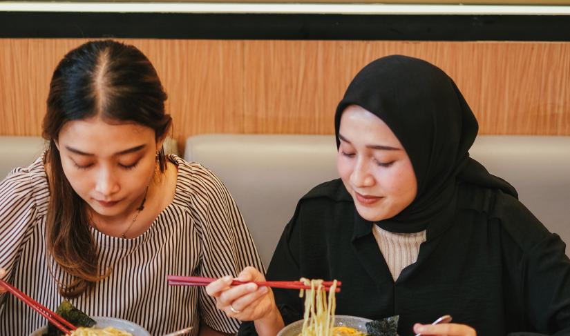 Pengunjung menikmati menu GOKANA Ramen.