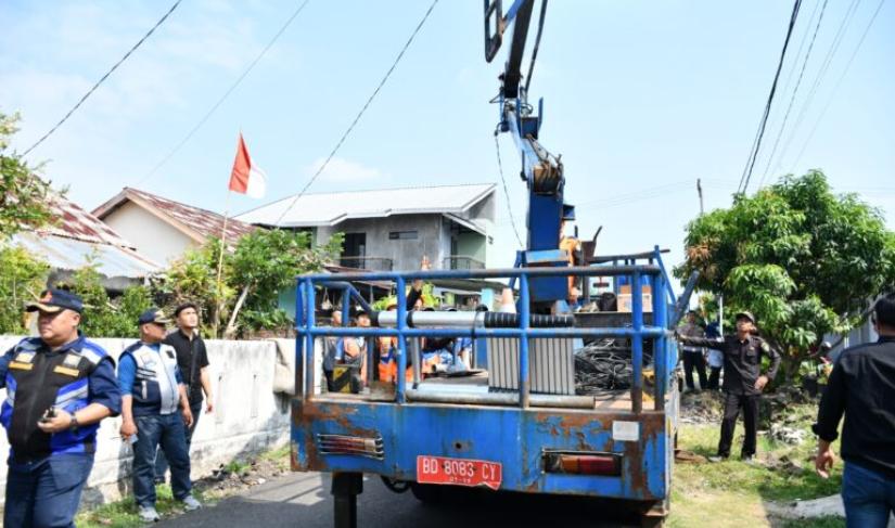 Dishub Pasang Lampu Penerangan Jalan di Perumahan Surabaya.
