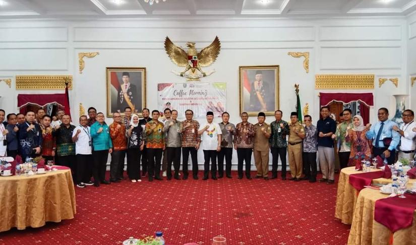 Foto Bersama Gubernur dan perwakilan berbagai instansi.