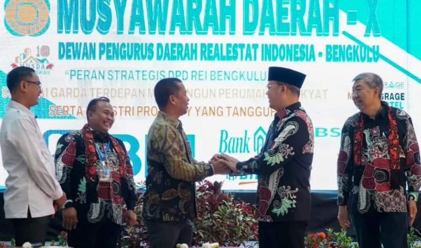 Foto: Gubernur Bengkulu, Rohidin Mersyah saat membuka Musda REI Bengkulu.
