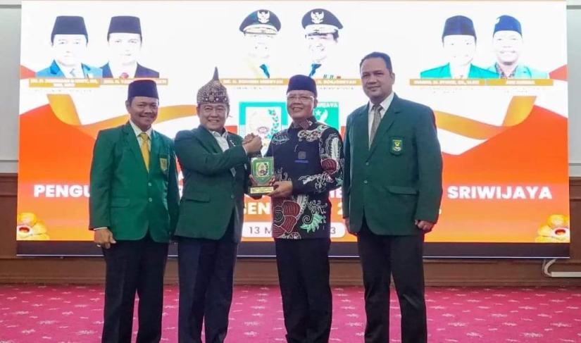 Foto:  Gubernur menerima cindera mata dari TP Sriwijaya.
