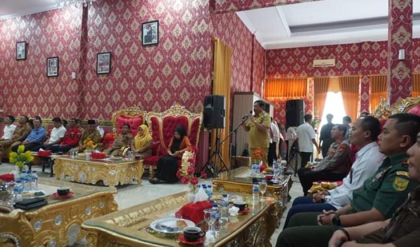 Bupati bersma jajaran Pemkab Bengkulu Utara di ruang rapat 