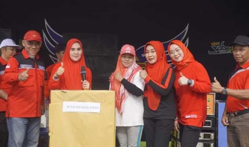 Ketua tim penggerak PKK bersama kadis Dispora beserta peserta tim PKK 