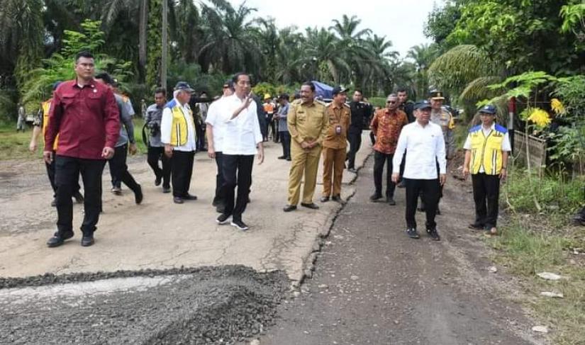 Presiden RI saat meninjau lokasi Bersama Gubernur Bengkulu, Bupati Dan Wakil bupati Beserta Pejabat Penting Lain Nya