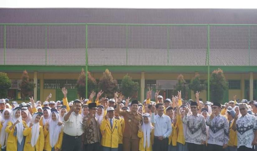 Wabup Arie Seftia Adinata SE, M, Ap bersama siswa/ beserta kepala sekolah dan guru-guru SMAN  02 BU 