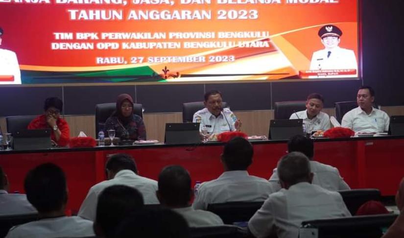 Ir H mian,membuka pelaksanaan entry meeting pemeriksaan pendahuluan kepatuhan atas belanja barang, jasa, dan belanja modal tahun anggaran 2023 oleh tim Badan Pemeriksa Keuangan (BPK) Provinsi Bengkulu, di ruang Command Center Bengkulu Utara, Rabu (27/09/2023).