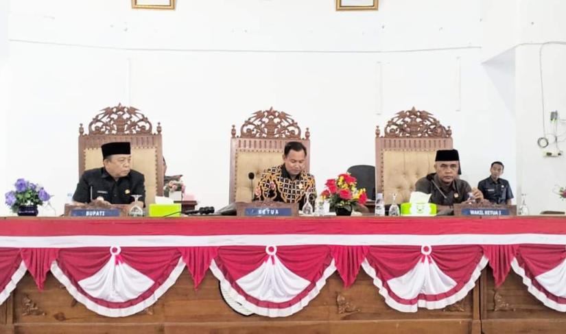 Waka ll Samsul Aswajar saat memimpin rapat dan didampin  Waka l Sugeng zunrio juga wakil Bupati Seluma Drs. Gustianto.