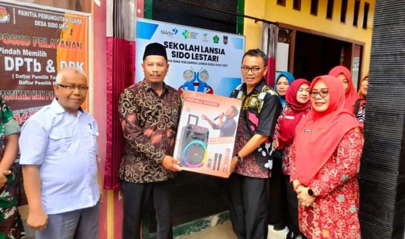 Pemkab BU menyerahkan bantuan untuk sekolah lansia