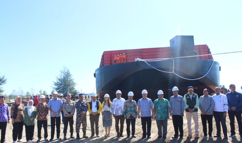 Gubernur Rohidin hadiri Peluncuran Kapal Tongkang Baru, di PT. Bengkulu Samudera Tehnik (BST), di kawasan Pelabuhan Pulau Baai Bengkulu, Sabtu (17/06).
