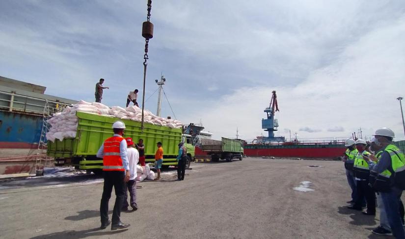Aktivitas bongkar muat pelabuhan Pulau Baai Bengkulu.