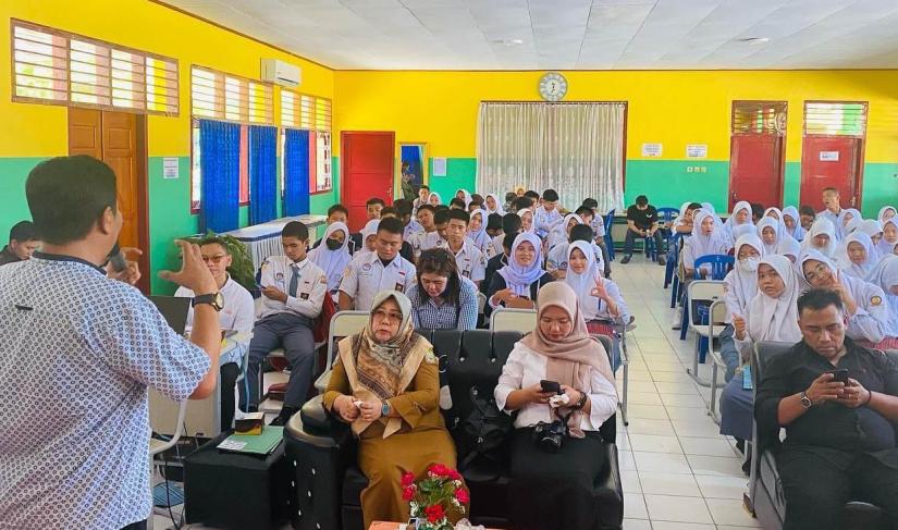 Anggota DPRD Provinsi Bengkulu, Usin Abdisyah Putra Sembiring SH.MH, melakukan Sosialisasi tentang Hak Asasi Manusia (HAM) dan Demokrasi kepada para siswa dan dewan guru di SMA Negeri 1 Kota Bengkulu, Selasa (21/3/2023).