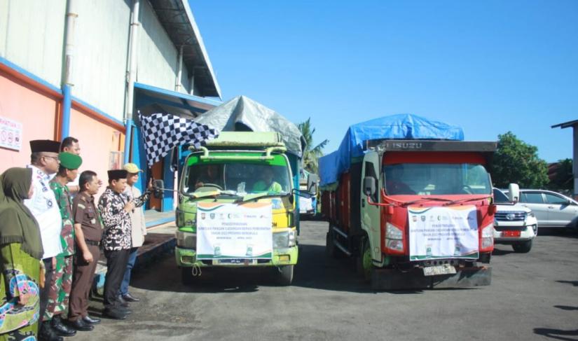Wakil Walikota Bengkulu Dedy Wahyudi didampingi beberapa Kepala OPD dan pihak terkait melakukan penyaluran CPP secara simbolis yang berlangsung di gudang Perum Bulog Bengkulu., Selasa (11/4).