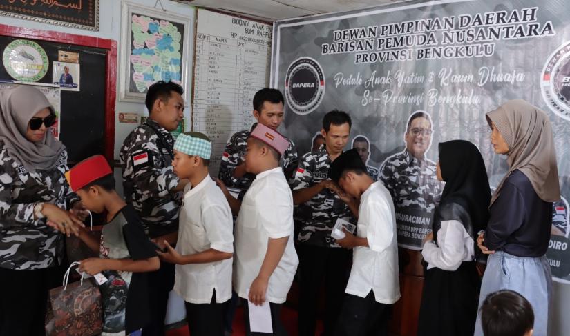 BAPERA dan Pertiwi BAPERA Provinsi Bengkulu, Sabtu (15/4) menyalurkan santunan kepada anak yatim dan kaum dhu'afa yang tersebar di 10 kabupaten/kota di Provinsi Bengkulu.