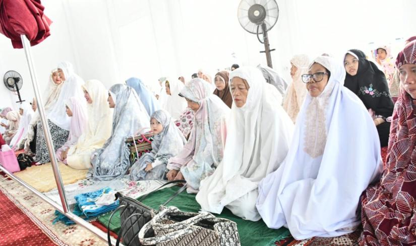 Warga Kota Bengkulu Solat Ied bersama Walikota Helmi