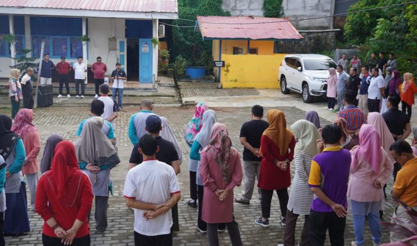 Wakil Walikota Bengkulu Dedy Wayudi menjadi pembina apel di kantor Inspektorat Kota Bengkulu, Jumat pagi (28/4/23).