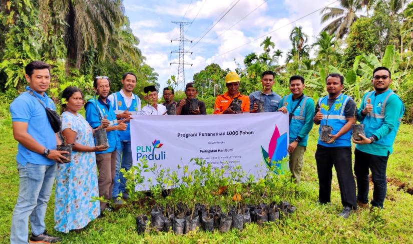 PT PLN (Persero) UIP3B Sumatera lewat Unit Pelaksana Transmisi (UPT) Padang melakukan kegiatan penanaman 1000 batang pohon.