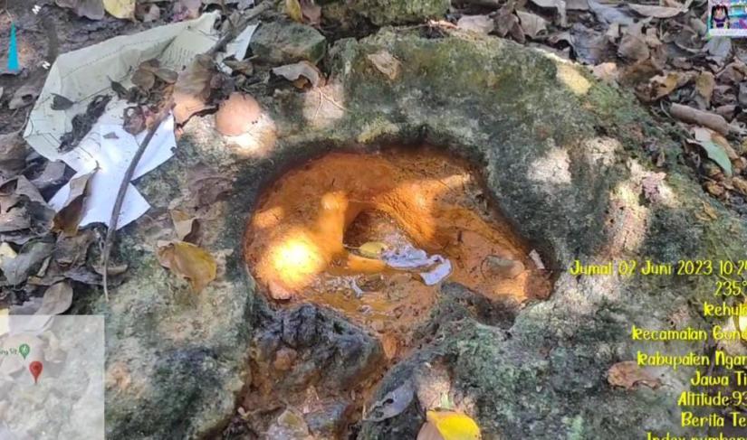 Salah satu tempat keluarnya air dari dalam batu yang disebut genuk-genuk yang diyakini sudah ribuan tahun adanya.