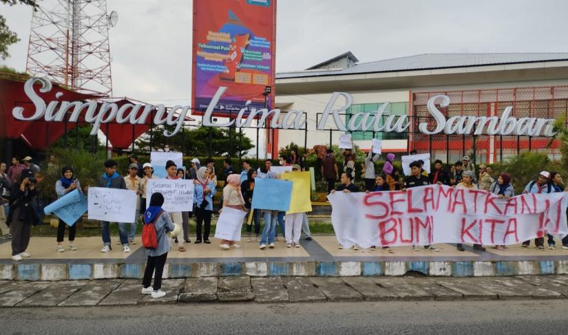 PKD Mapala Bengkulu gelar orasi lingkungan, di Simpang 5 Ratu Samban Kota Bengkulu, Senin (05/06/2023).