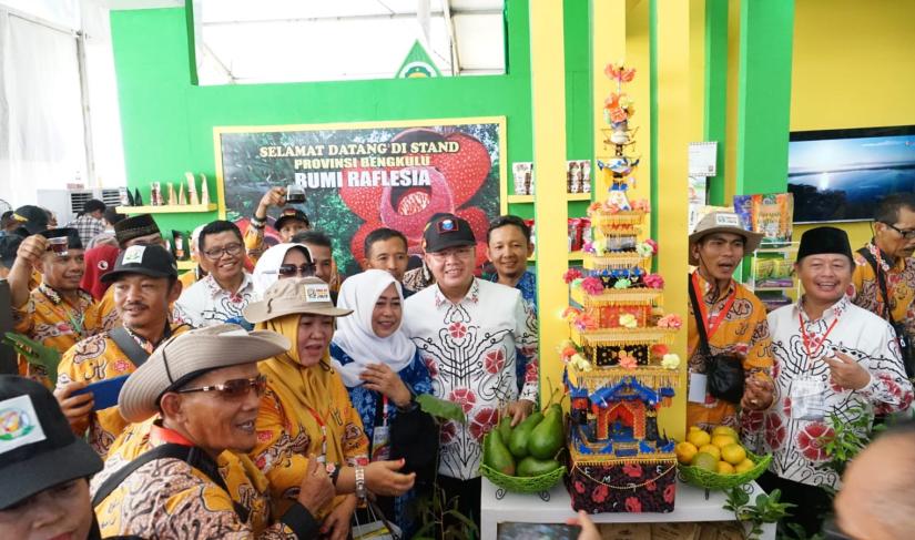 Tampak Gubernur Bengkulu Hadiri pembukaan Pekan Nasional (Penas) Kelompok Tani Nelayan Andalan (KTNA) ke XVI di Kota Padang Sumatera Barat