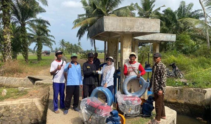 Dinas TPHP bantu petani Sukaraja lakukan pengairan sawah.
