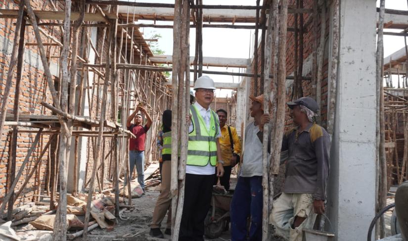 Gubernur Bengkulu Rohidin Mersyah meninjau progres pembangunan sekretariat Graha Insan Cita HMI/KAHMI