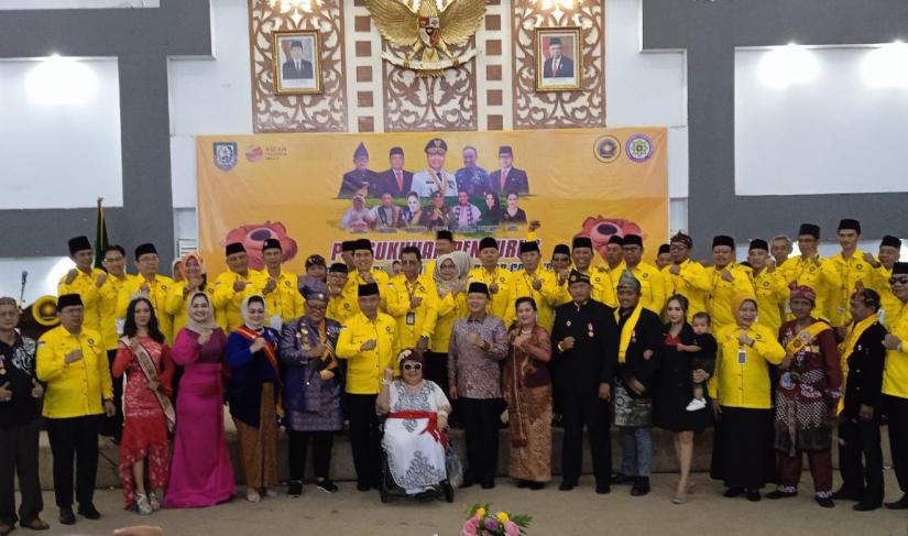 Foto bersama usai pengukuhan Pengurus Yayasan Pengobatan Terapi Air Cahaya