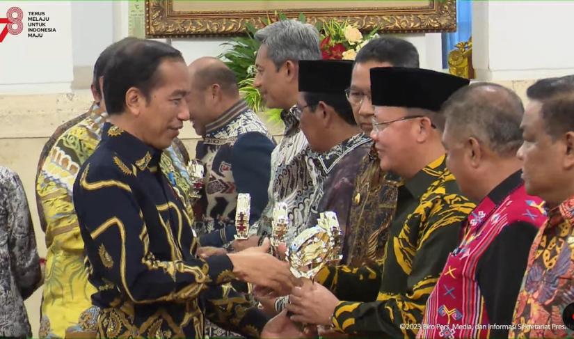 Gubernur Bengkulu menerima penghargaan dari Presiden Jokowi dalam program pengendalian inflasi terbaik di Sumatera.