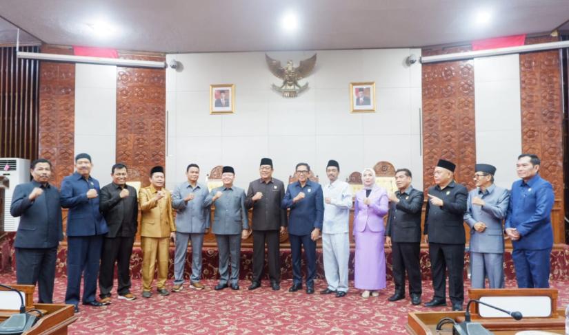 Foto bersama usai penandatanganan Nota Kesepakatan Bersama KUA dan PPAS APBD-Perubahan Provinsi Bengkulu 2024
