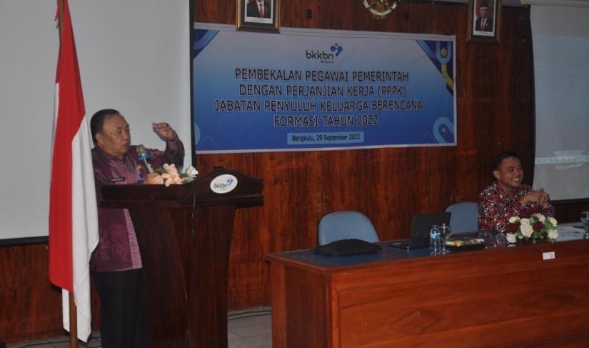 Nopian Andusti paparkan materi pembekalan.