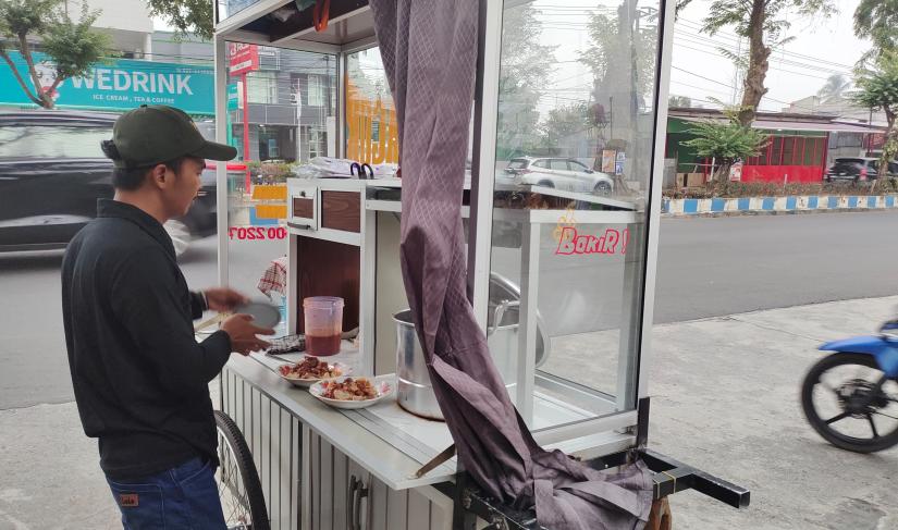 Grafika Utomo Karyawan Bank Bengkulu Sukses Buka 4 Cabang Batagor.