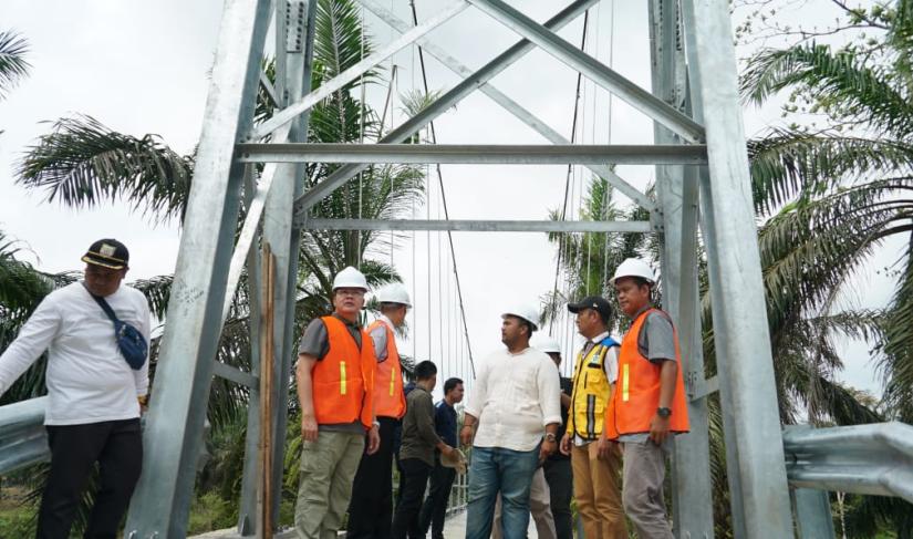 Jembatan gantung permudah pengangkutan hasil pertanian