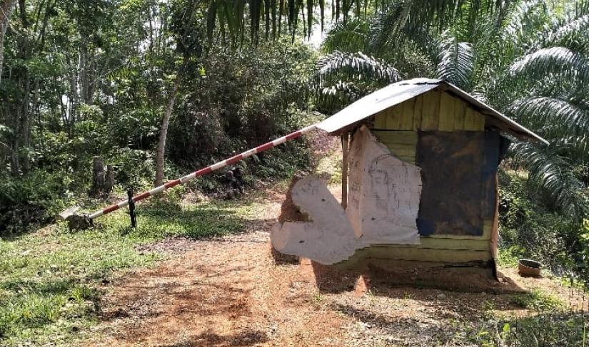 Poto diduga jalan Pemda di portal dan di dirikan pos jaga 