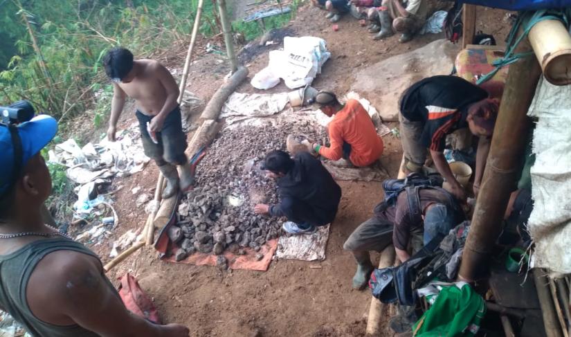 Tambang emas di Kabupaten Lebong. 