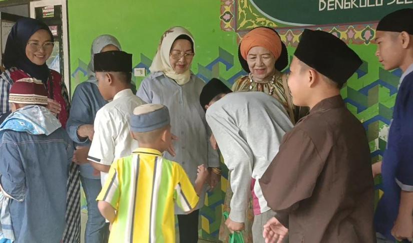 Keluarga Besar H Rustam berbagi kebahagiaan di Ponpes Hidayatullah Kabupaten Bengkulu Selatan, Jumat (17/11/23).
