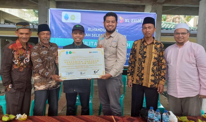 Perwakilan MTXL Axiata, Cartesius Nugroho Victorianto (paling kiri) saat peresmian Air Bersih di Desa Limag Raya Dusun II, Minggu (19/11).
