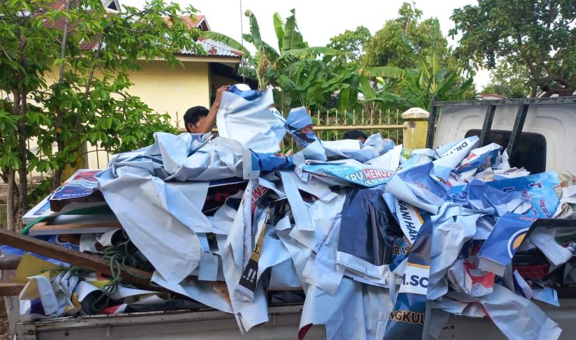 Bawaslu Kota Bengkulu turunkan alat peraga kampanye yang melanggar aturan, sejak beberapa hari terakhir.