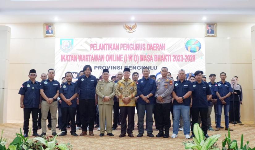 Pelantikan pengurus Ikatan Media Online Bengkulu periode 2023-2028, di Balai Raya Semarak Bengkulu, Senin (20/11/23).