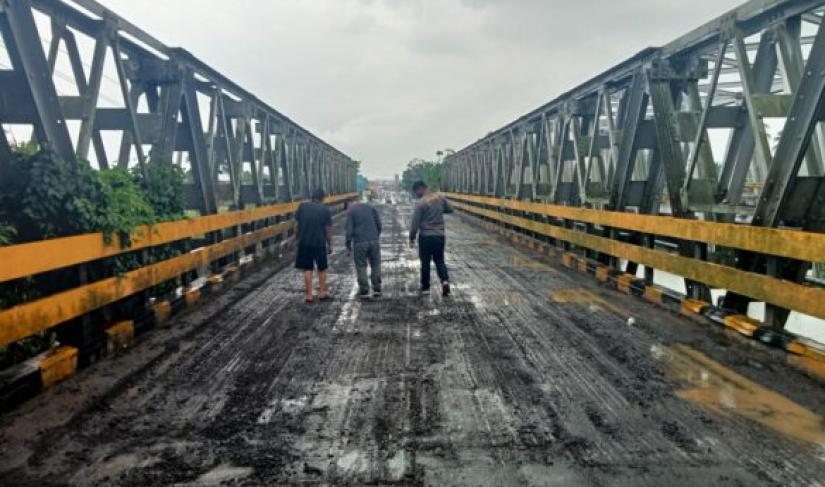 Jembatan Kalimantan - Rawa Makmur Kota Bengkulu mulai diperbaiki.