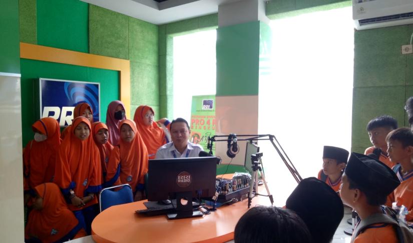 RRI Bengkulu Terima Kunjungan 120 Pelajar Madrasah Ibtidaiyah Humairoh.