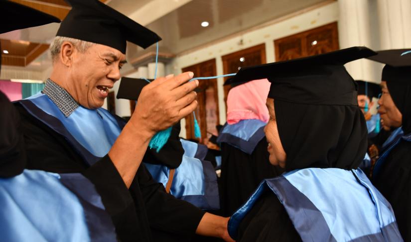 Sekolah Lansia Desa Dusun Sawah dan Kelurahan Dusun Curup gelar wisuda peserta didik di Pendopo Rumah Dinas Bupati, Rabu (22/11/23).