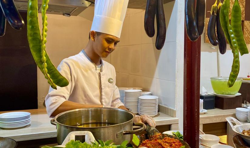 Nikmati Sensasi Makan Pecel Lele di Hotel Santika Bengkulu.