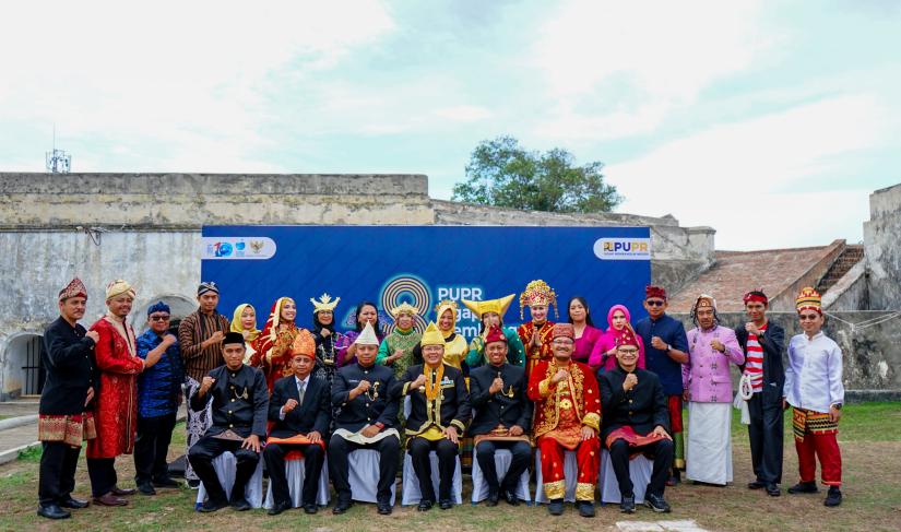 Foto bersama usai upacara Hari Bhakti PU di Benteng Marlborough.