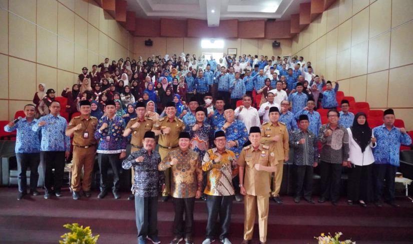 Foto bersama usai penandatanganan hibah gedung STQ ke UINFAS Bengkulu.